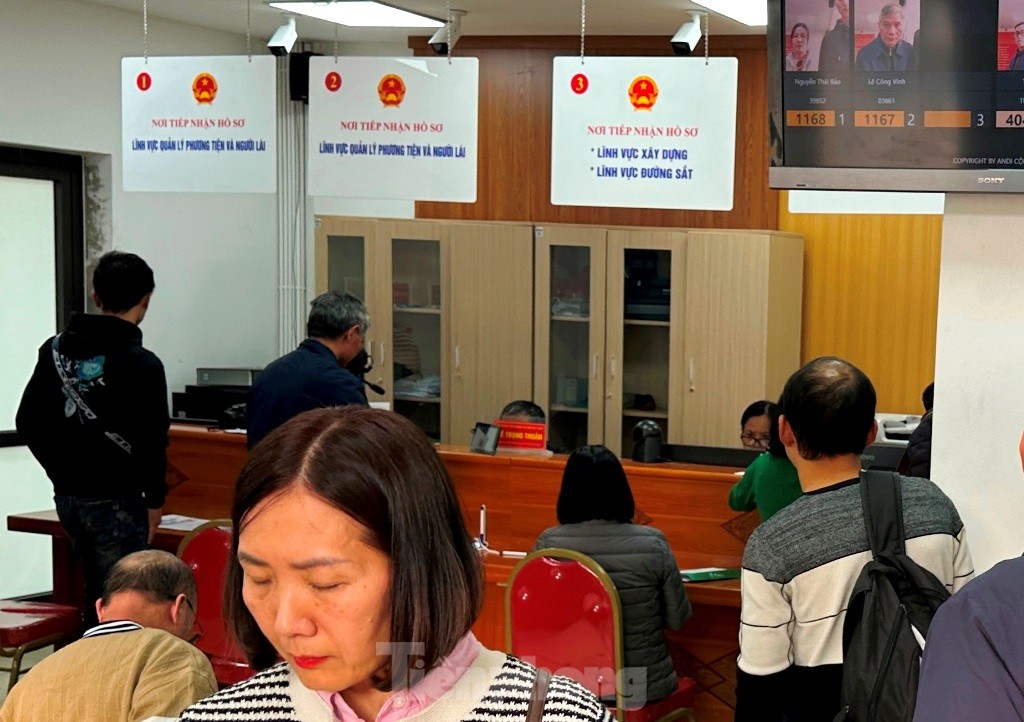 Tại điểm cấp đổi GPLX của Sở GTVT Hà Nội mỗi bên có 3 cửa (đánh số 1, 2, 3) tiếp nhận hồ sơ, trả kết quả, nhưng luôn trong tình trạng đông đúc.