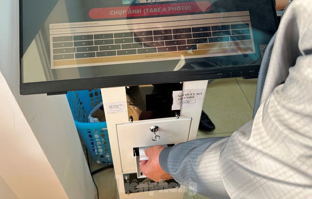 Để tránh tình trạng chen lấn và đảm bảo công bằng cho người đến trước, đến sau, hiện mỗi điểm cấp đổi GPLX Sở GTVT Hà Nội đều trang bị máy ấn, phát số thứ tự tự động.