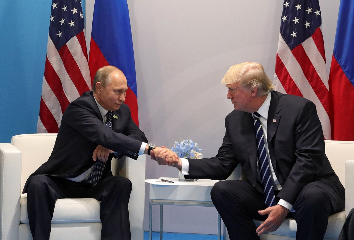 Ông Trump (phải) tại cuộc gặp song phương với ông Putin bên lề thượng đỉnh G20 ở Hamburg, Đức vào tháng 7/2017. Ảnh: Sputnik