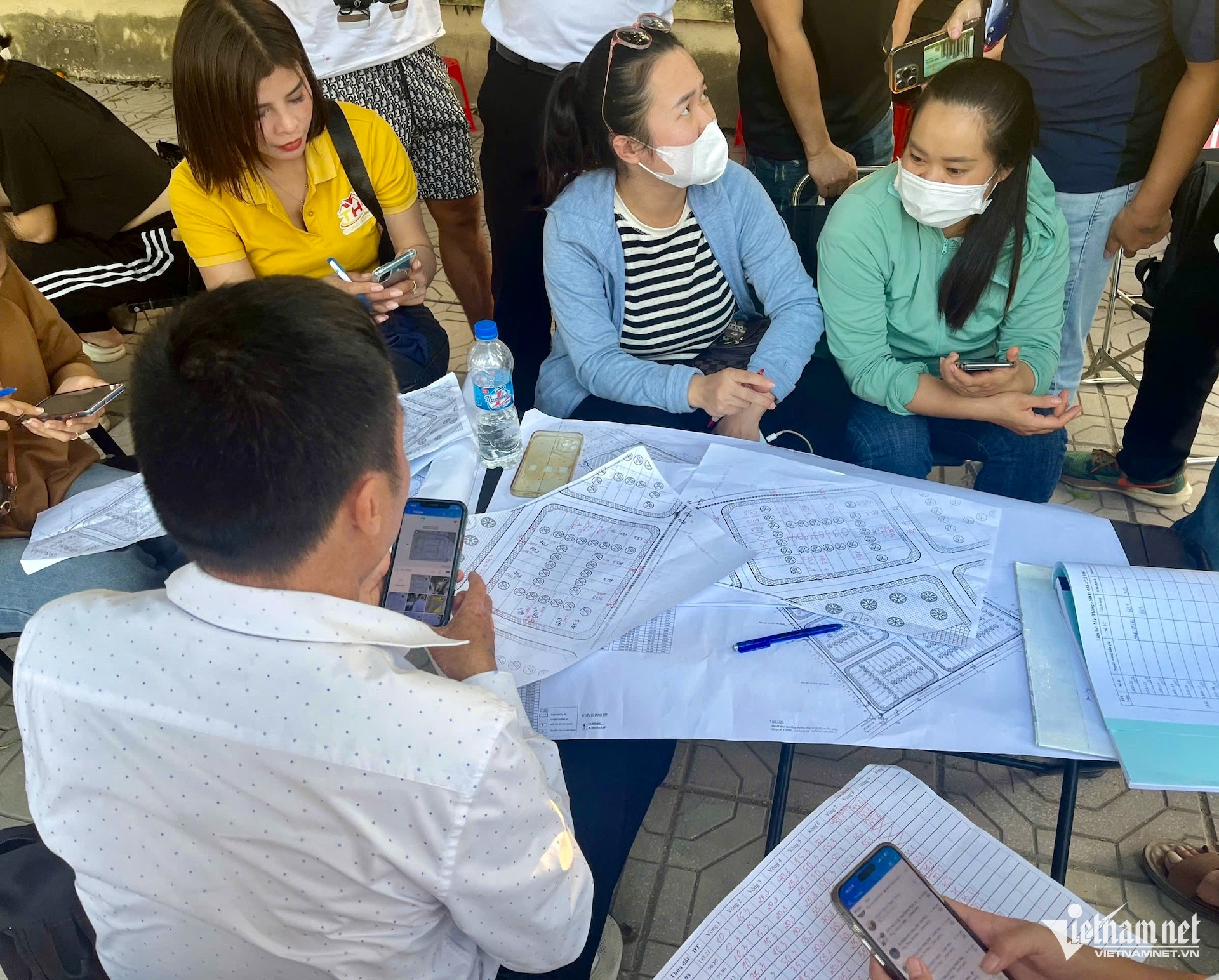 Bàn tư vấn ngay bên ngoài khu vực tổ chức tại một cuộc đấu giá đất ở huyện Thanh Oai. Ảnh: P.T