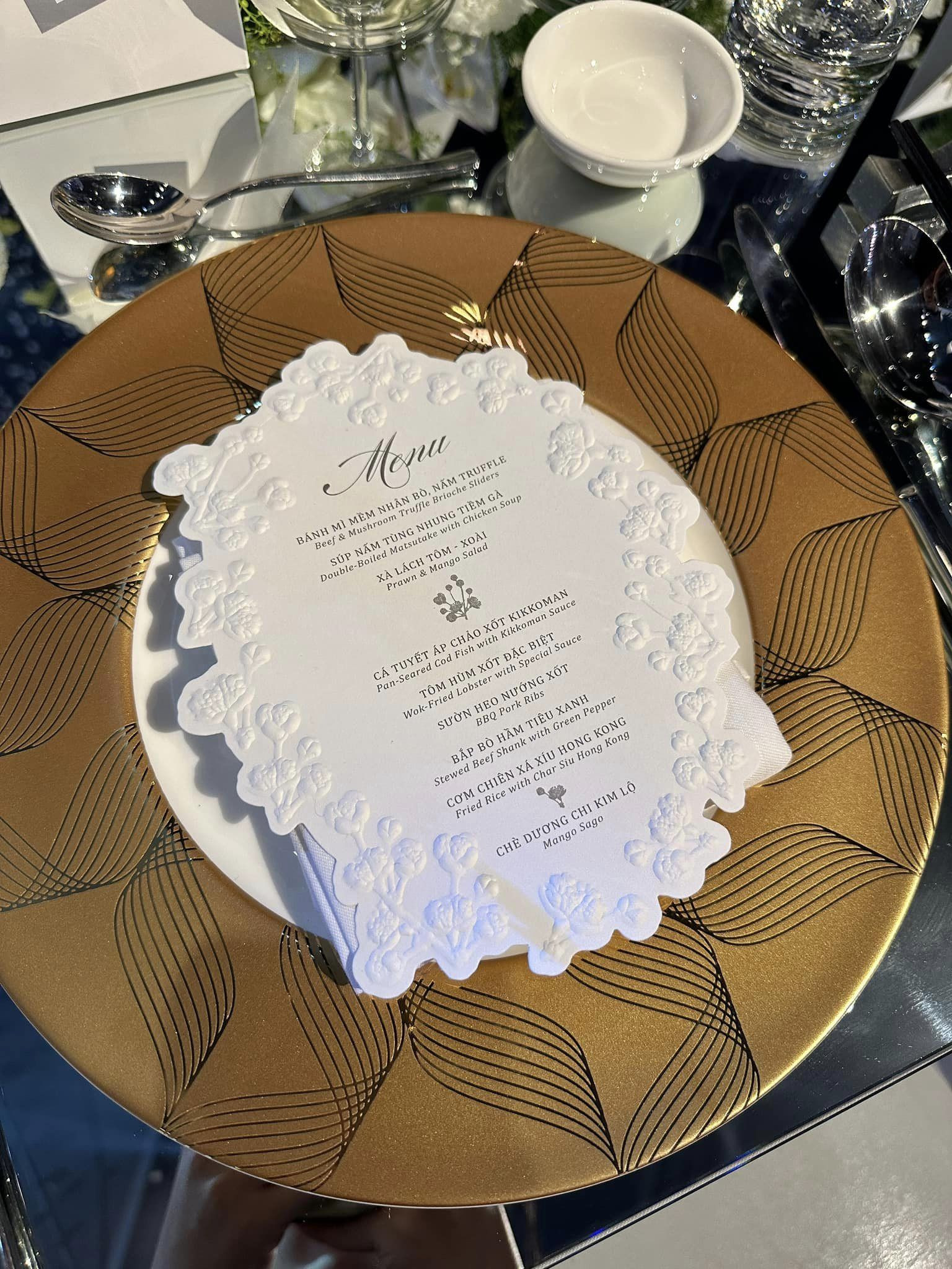Thực đơn đám cưới của Midu và ông xã gồm cá tuyết áp chảo, tôm hùm đặc biệt, sườn heo nướng, bắp bò hầm, xà lách tôm xoài, cơm chiên xá xíu Hong Kong, súp nấm tùng nhung tiệm gà...