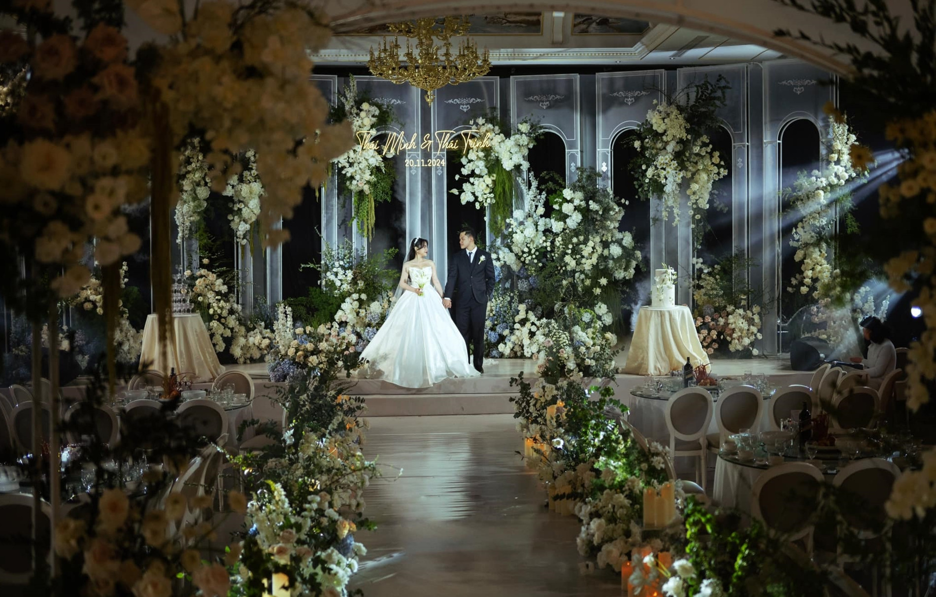 Sau lễ rước dâu tại nhà gái và đón dâu về nhà trai, lễ cưới của cặp đôi được tổ chức tại một trung tâm hội nghị ở Hưng Yên, với sự tham gia của hơn 1000 khách mời.