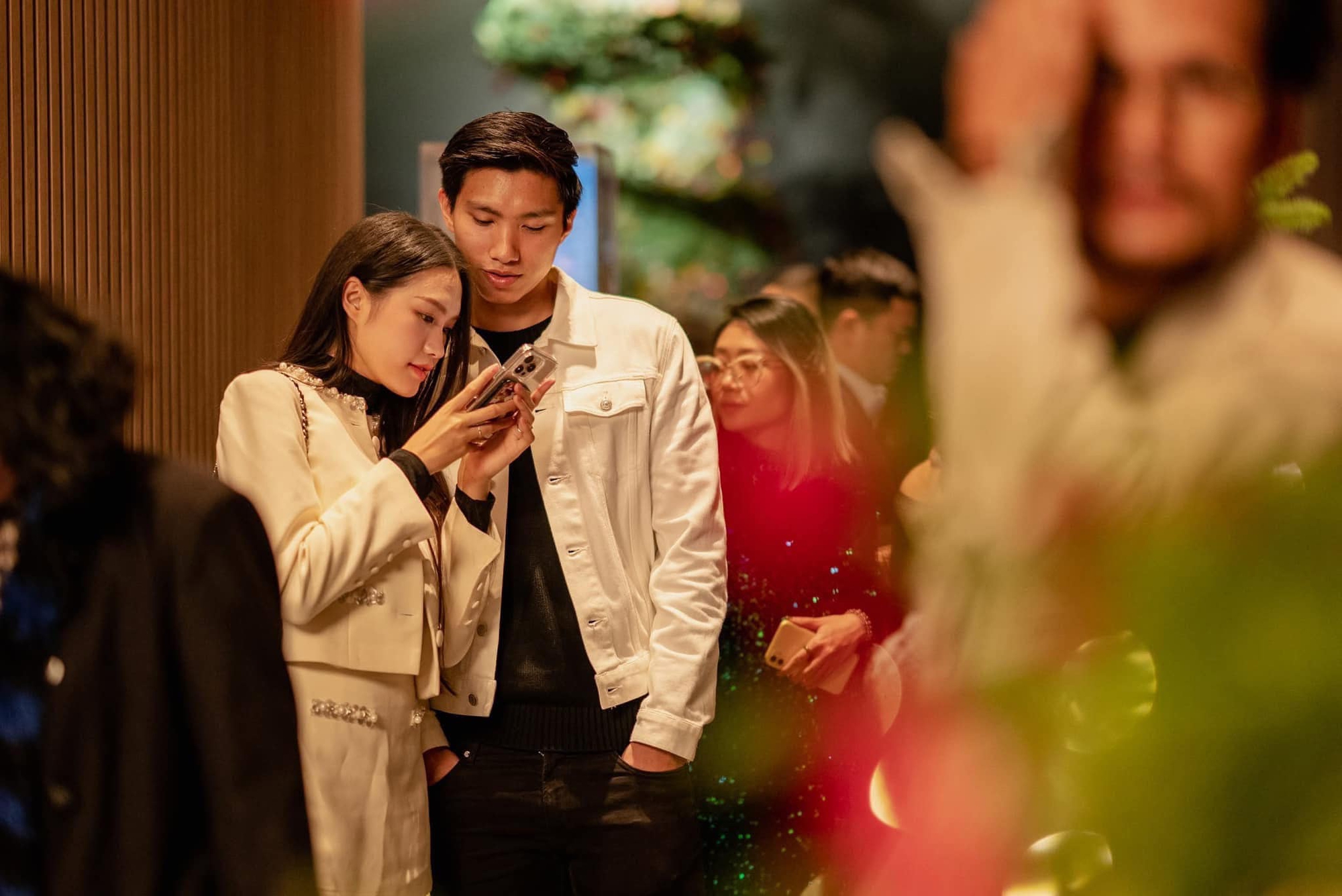 Văn Hậu vẫn chấn thương nhưng luôn có vợ đồng hành