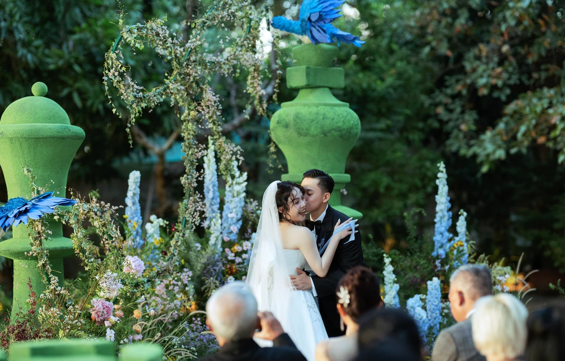 Ngày 7/12, ca sĩ Thái Trinh và chồng kém 6 tuổi tổ chức tiệc cưới tại khu nghỉ dưỡng ngoại ô TPHCM. Không gian buổi lễ được thiết kế như khu vườn cổ tích, lấy cảm hứng từ sở thích chung: chơi cờ vua, với hình tượng quân vua và hậu đại diện cô dâu, chú rể. Cặp đôi xúc động rơi nước mắt, trao nhau những lời tình cảm ngọt ngào.