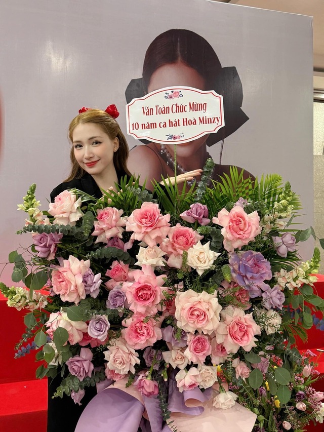 Văn Toàn tặng hoa cho Hoà Minzy