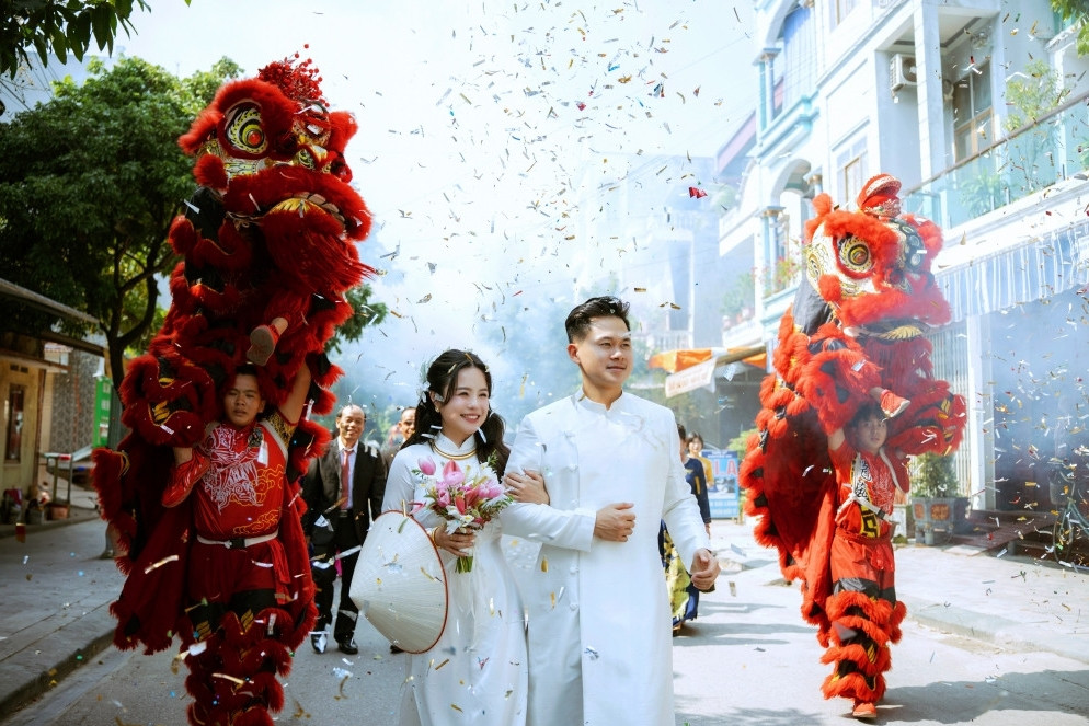 Ngày 20/11, ca sĩ Thái Trinh và Thái Minh tổ chức lễ vu quy trong không khí đầm ấm tại quê nhà Thái Bình. Không gian nhà cô dâu được trang hoàng với hơn 2.000 đóa hồng cùng các loài hoa quý như lan hồ điệp, phi yến, bỉ ngạn, tulip, cát tường... tạo nên lễ gia tiên trang trọng. 