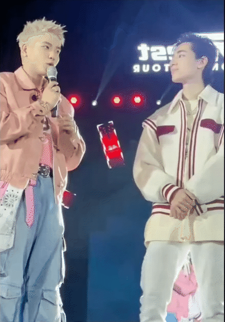 Nam ca sĩ còn gây chú ý khi nhắc đến câu hát “Chuyện cũ mình bỏ qua”