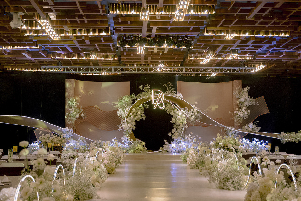 Ở khu vực lễ đường, Anh Đức và bà xã sử dụng họa tiết uốn lượn tạo độ uyển chuyển và mềm mại. Cặp đôi bày tỏ: “Chính giây phút này cả hai như hòa quyện vào nhau, tuy hai là một - Một đời, một nhà và một tình yêu”.