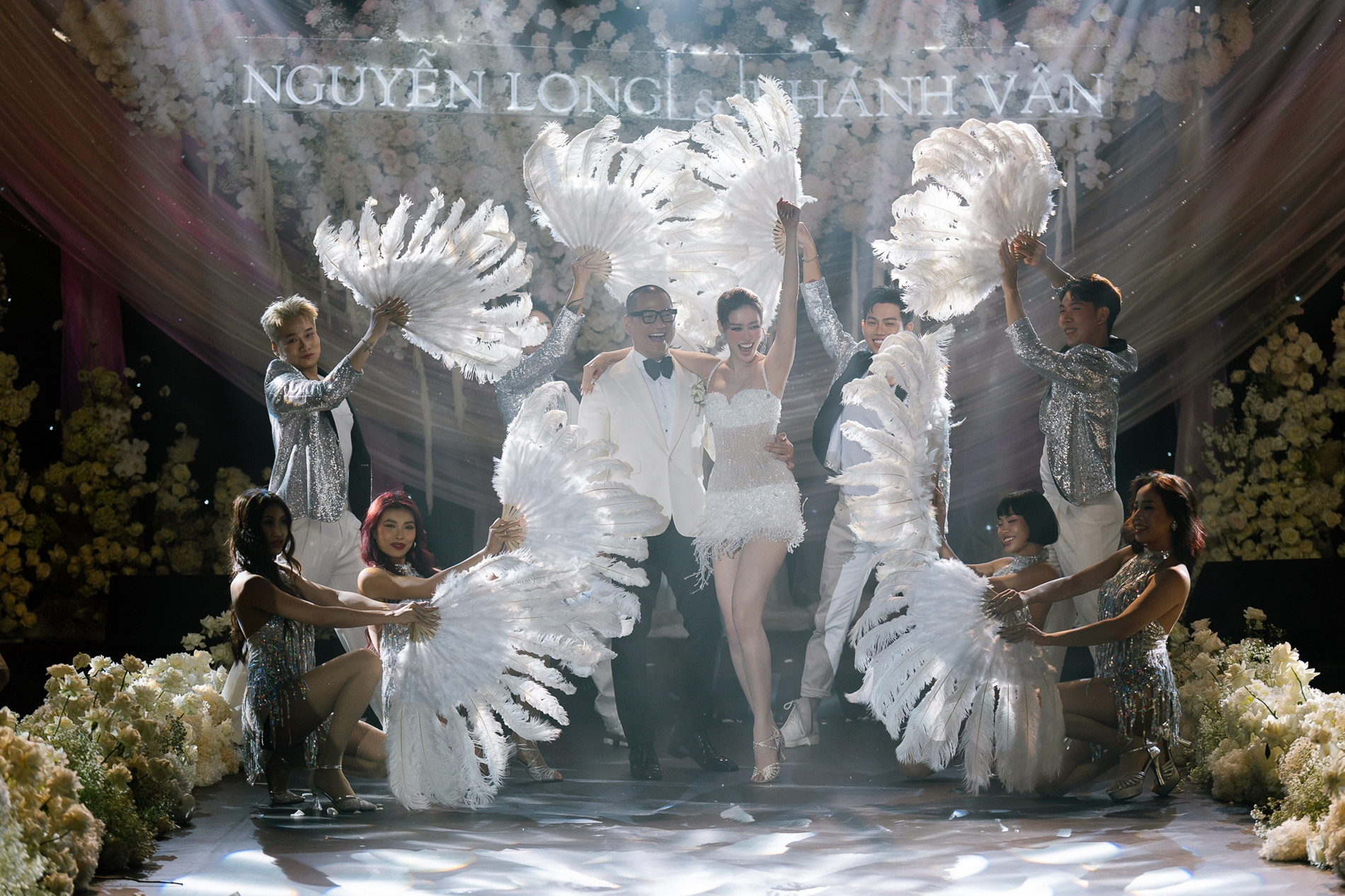 Hoa hậu Khánh Vân cùng dàn vũ công trình diễn Chilly Cha Cha trong tiệc cưới. Cô thực hiện nhiều động tác vũ đạo gợi cảm trước chồng - nhiếp ảnh gia Nguyễn Long - và các khách mời. Cặp đôi gắn bó nhiều năm trong cuộc sống lẫn công việc.