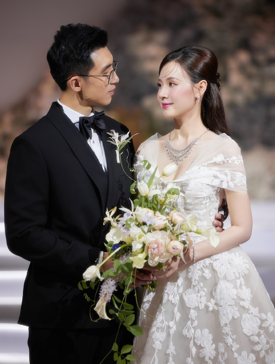 Tối 29/6, diễn viên Midu và chồng thiếu gia Minh Đạt tổ chức đám cưới cổ tích trước gia đình, bạn bè và đồng nghiệp thân thiết. Nữ diễn viên diện 4 váy cưới, trong đó có một chiếc được đặt may riêng tại Pháp.