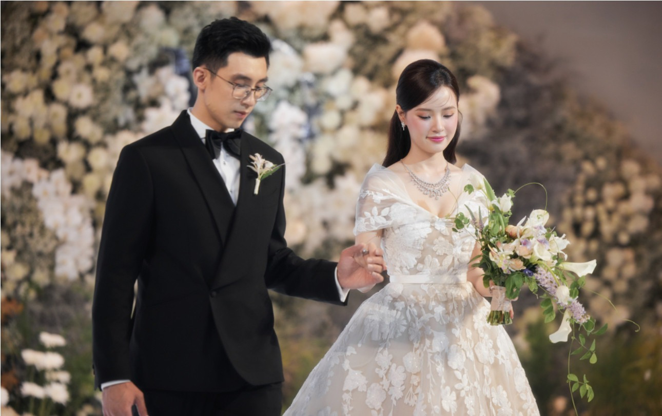 Midu và chồng Minh Đạt quen nhau được một thời gian và quyết định đi đến hôn nhân sau khi cảm nhận được sự hòa hợp và tình yêu chân thành dành cho nhau. 