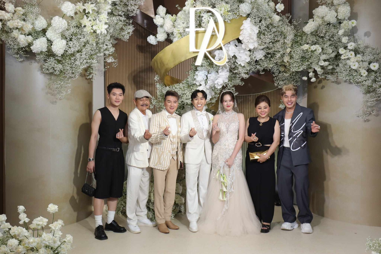 Chiều 10/9, diễn viên Anh Đức và bà xã Anh Phạm tổ chức hôn lễ tại một trung tâm tiệc cưới ở Quận 4, TPHCM. Không gian đám cưới được chuẩn bị trong 4 tháng và hoàn thiện sau gần 24 giờ thi công, với tông màu trắng, nâu, vàng đồng làm chủ đạo. Buổi lễ có sự tham dự của nhiều bạn bè, đồng nghiệp thân thiết.