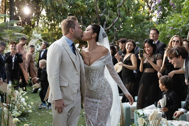 Trước đó, Minh Tú và Christopher tổ chức tiệc cưới thân mật vào tháng 3/2024, với sự hiện diện của gia đình và bạn bè thân thiết. Trong buổi lễ, Minh Tú diện váy cưới trễ vai ôm sát, tôn lên sắc vóc hoàn hảo. Cặp đôi đã yêu nhau 10 năm trước khi chính thức về chung một nhà.