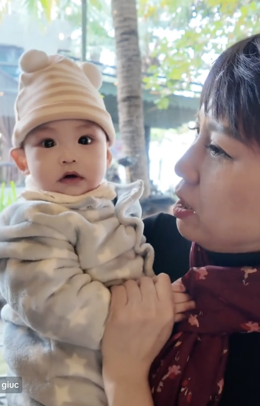 Bé Lúa theo cả bà nội và bà ngoại