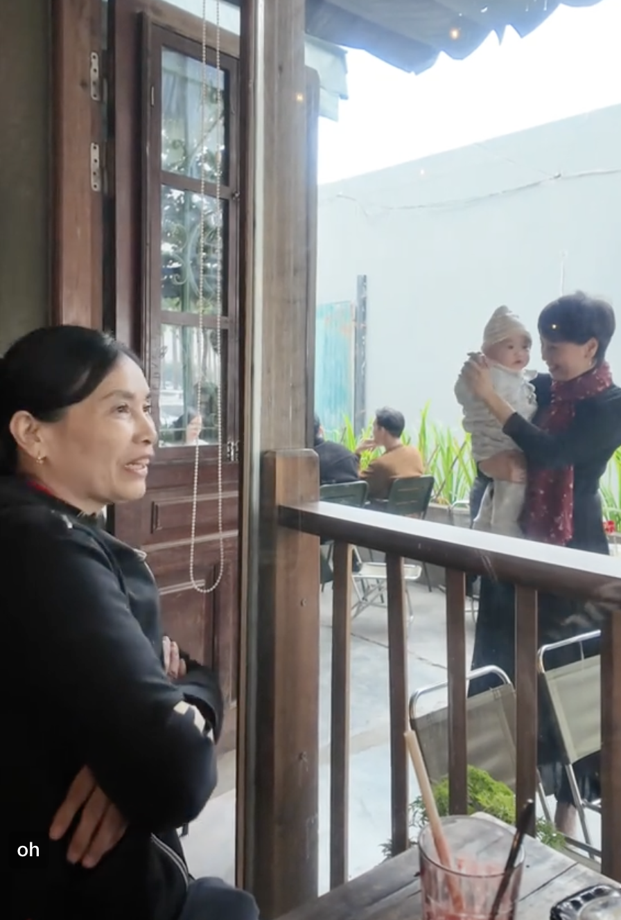 Khoảnh khắc 2 bà cùng chăm cháu