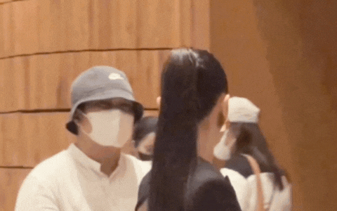 Người đi cạnh Nam Thư tối qua (ảnh trái) có ngoại hình và phong cách ăn mặc giống người xuất hiện cùng Nam Thư ở sự kiện hôm 24/11 (ảnh phải)