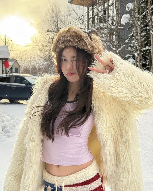 Thậm chí các item được cô nàng sử dụng đều được netizen lùng sục tìm địa chỉ để mua.