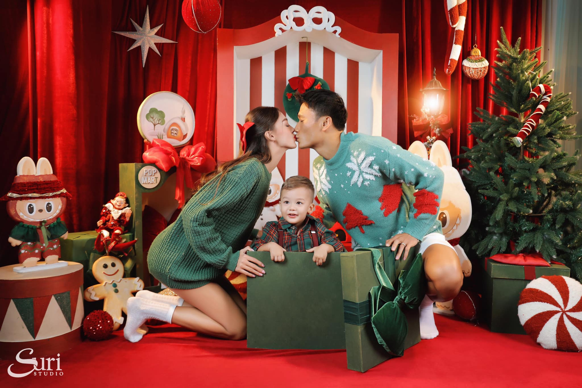 Tiến Dũng và vợ khóa môi ngọt ngào