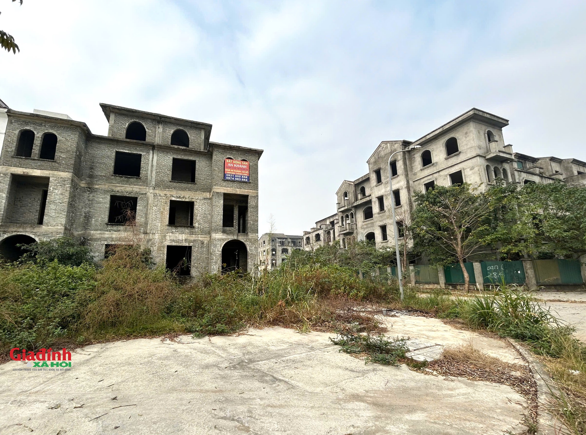 Hàng trăm căn biệt thự đồ sộ dù đã xong phần thô nhưng hiện bị bỏ hoang, xuống cấp nghiêm trọng.