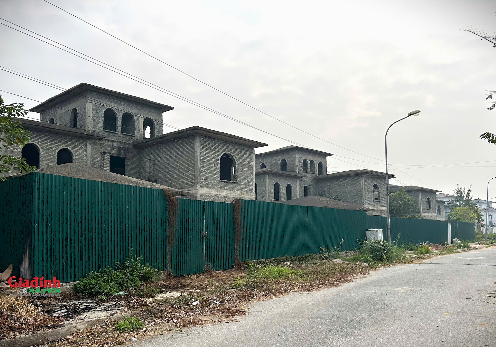 Vì chưa đồng bộ về hạ tầng, thiếu dịch vụ tiện ích nên nhiều người có nhu cầu mua nhà khá ái ngại khi tiếp cận với khu đô thị Nam An Khánh.