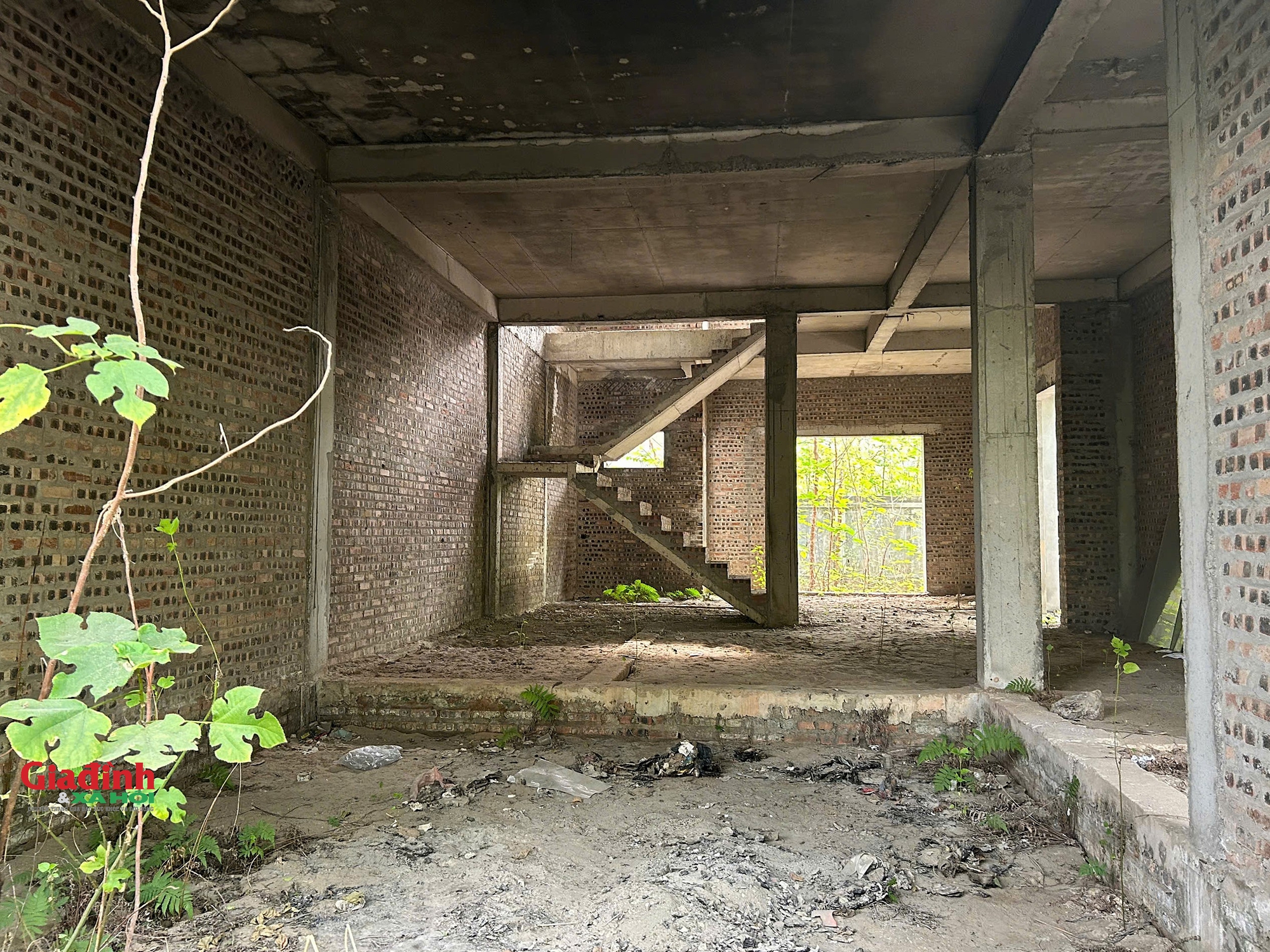 Mới đây, Chủ tịch UBND TP Hà Nội Trần Sỹ Thanh vừa ký ban hành văn bản thực hiện Công điện số 112/CĐ-TTg ngày 6/11/2024 của Thủ tướng Chính phủ về tập trung giải quyết dứt điểm các dự án tồn đọng, dừng thi công kéo dài; khẩn trương triển khai, hoàn thành, đưa vào sử dụng chống lãng phí, thất thoát.