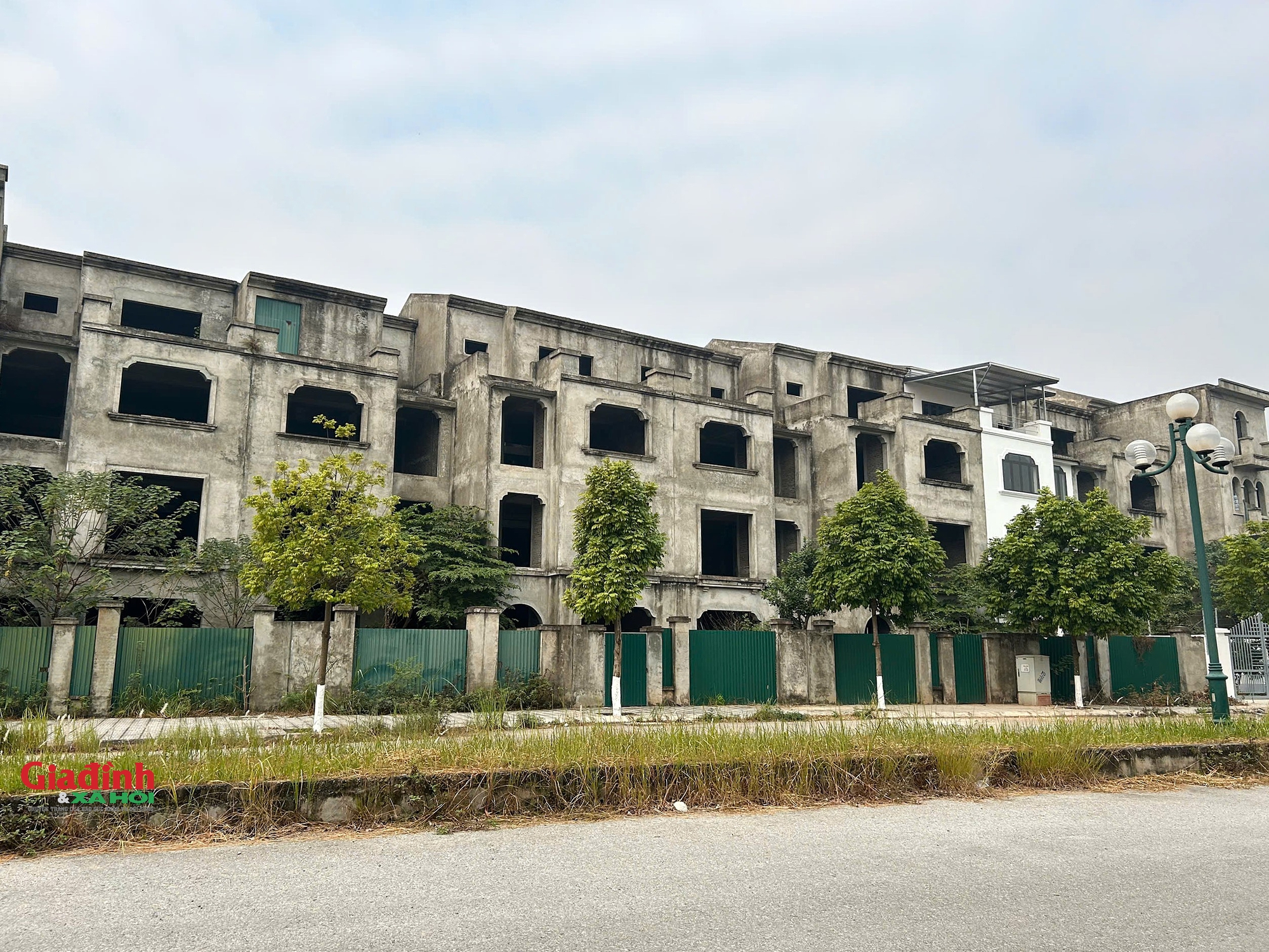 Trong công điện, Chủ tịch UBND TP Hà Nội yêu cầu các sở, ban, ngành thành phố và UBND các quận, huyện, thị xã chỉ đạo triển khai rà soát, thống kê toàn bộ các dự án, công trình tồn đọng, dừng thi công kéo dài; thuộc phạm vi, địa bàn quản lý.