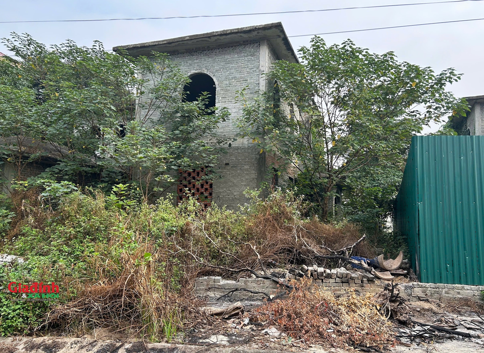 Qua đó, tập trung giải quyết dứt điểm các tồn tại, sớm hoàn thành, đưa vào sử dụng đối với các dự án, công trình tồn đọng, dừng thi công kéo dài, trụ sở, công sở… theo chỉ đạo.