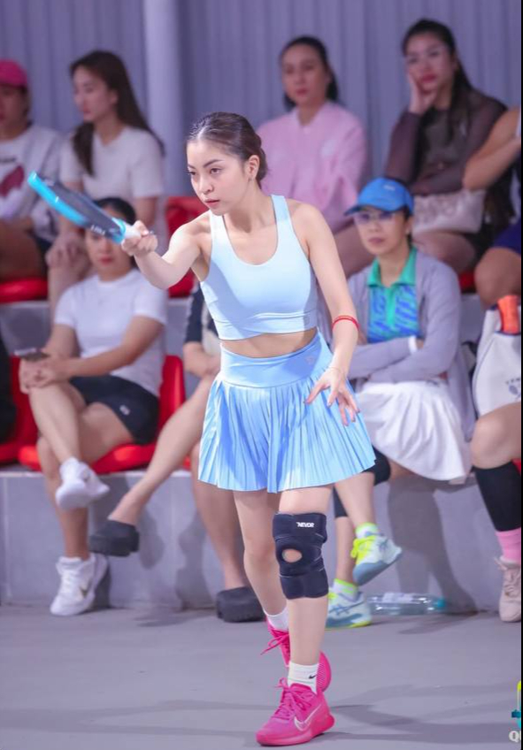 Nhật Lê xinh đẹp trên sân pickleball