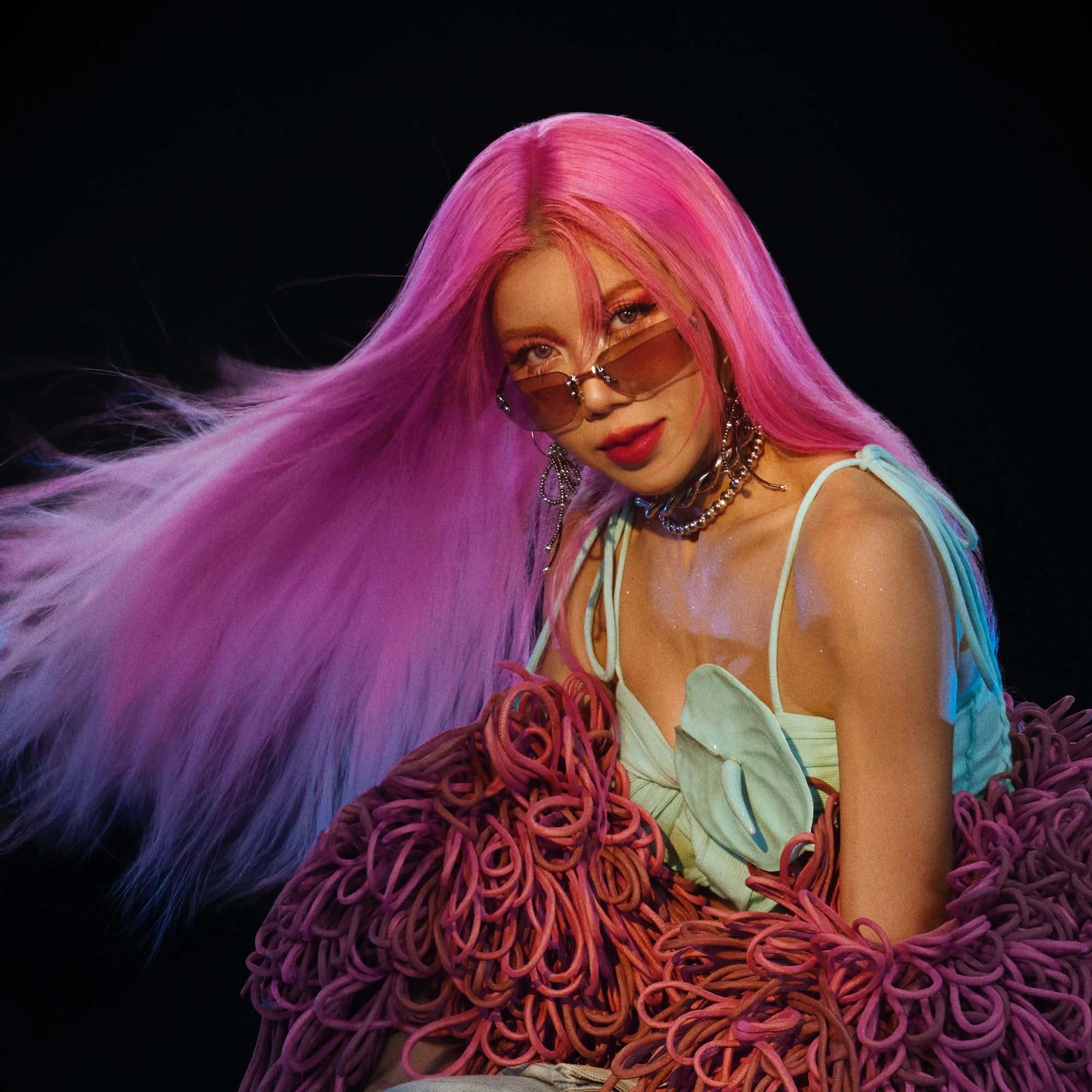 Trang Pháp bị cộng sự tố 