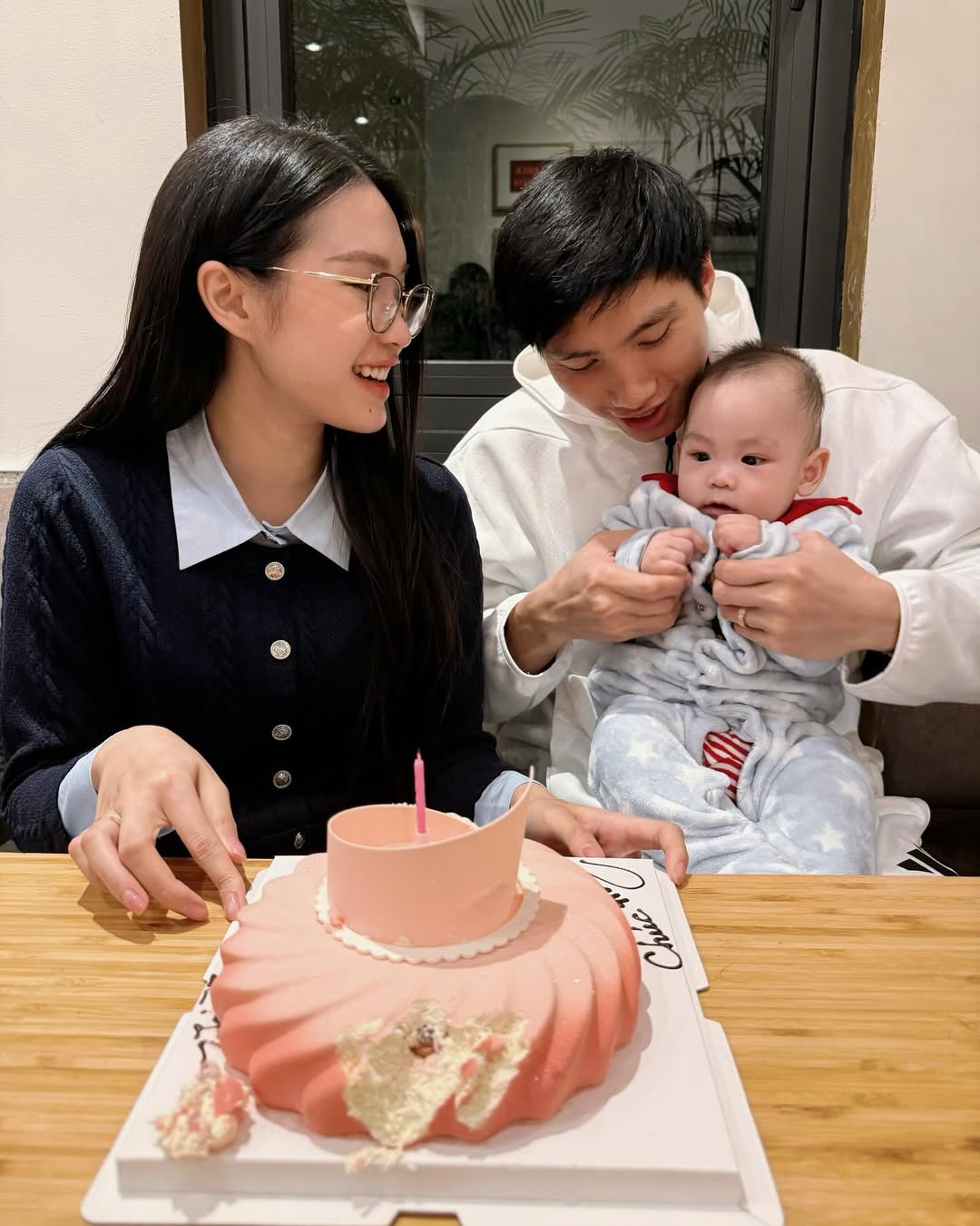 Gia đình Văn Hậu hạnh phúc sau 1 năm kết hôn