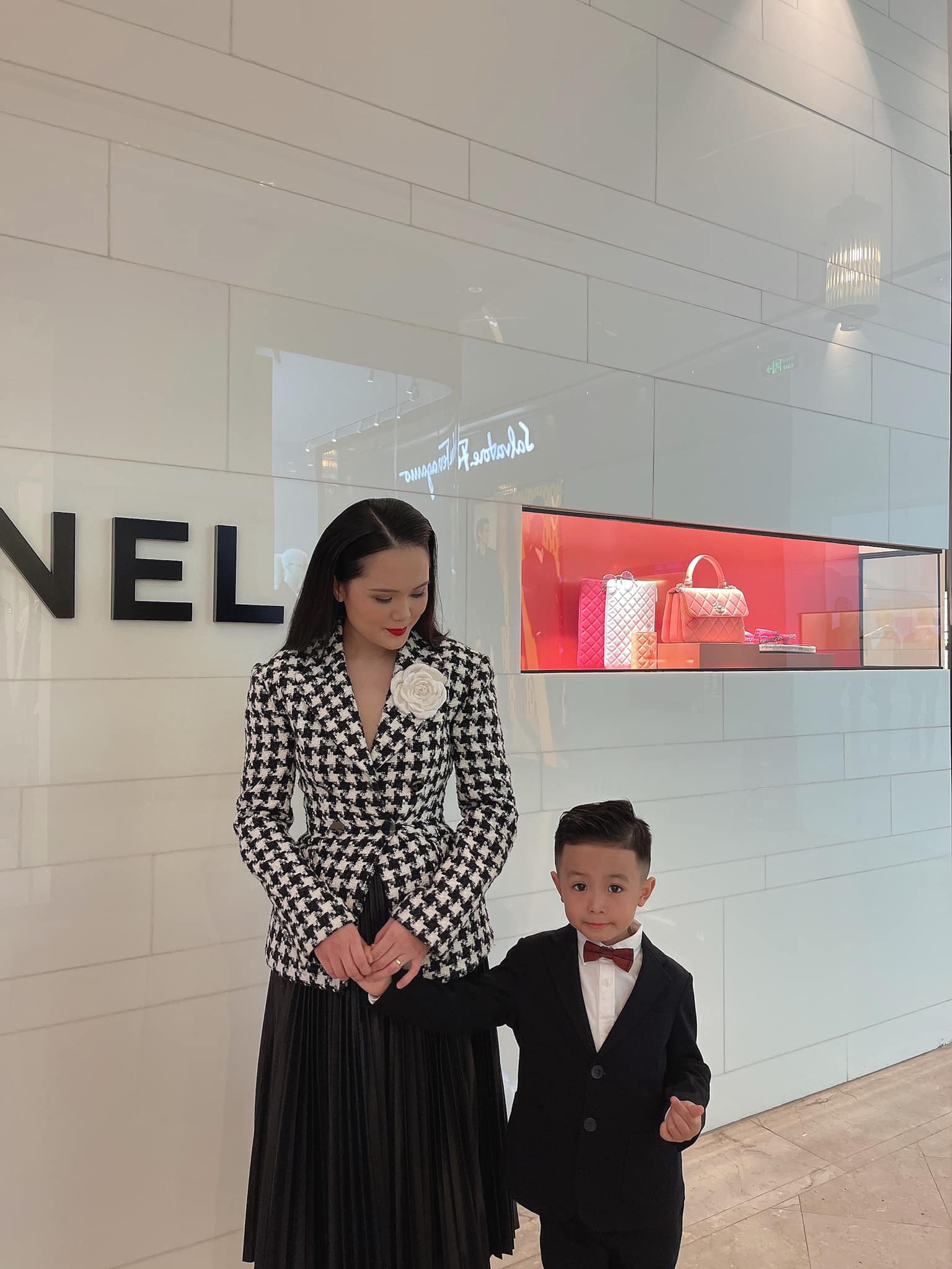 Quỳnh Anh - vợ Duy Mạnh là tín đồ của các hãng túi xách hàng hiệu xa xỉ