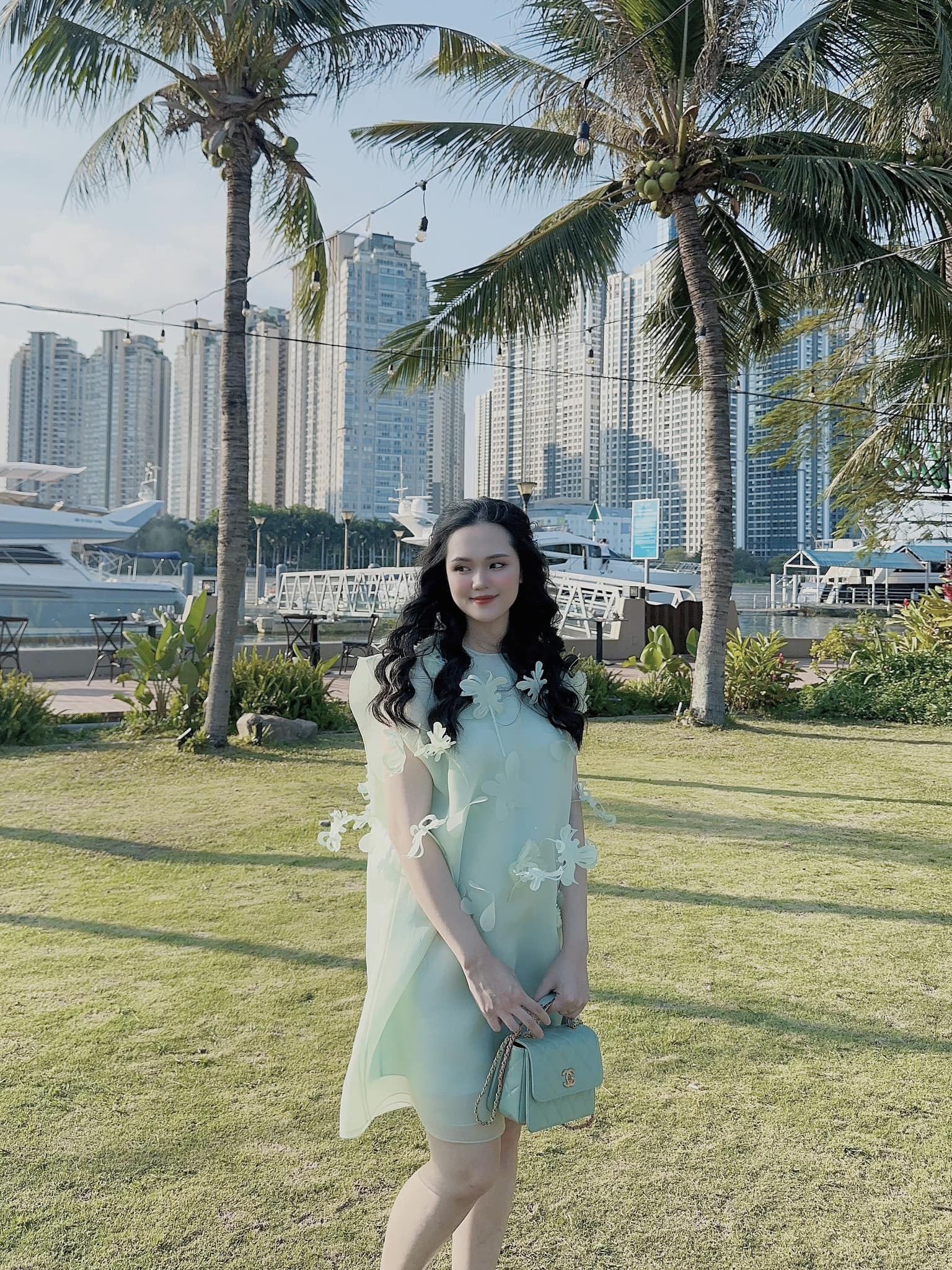 Bà xã Duy Mạnh khi lên đồ lộng lẫy, tay xách túi hàng hiệu