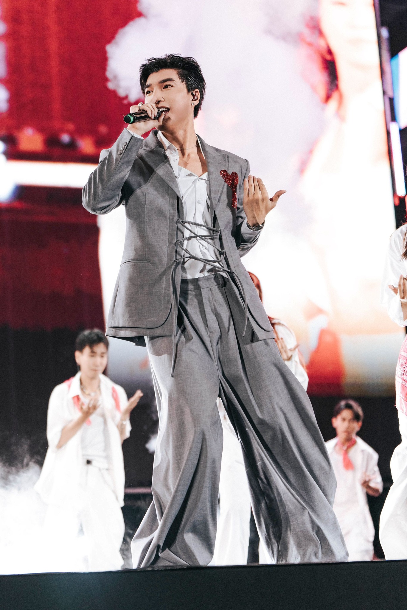 Ý thức được sức ảnh hưởng của mình, HIEUTHUHAI luôn truyền đi năng lượng tích cực cho người hâm mộ