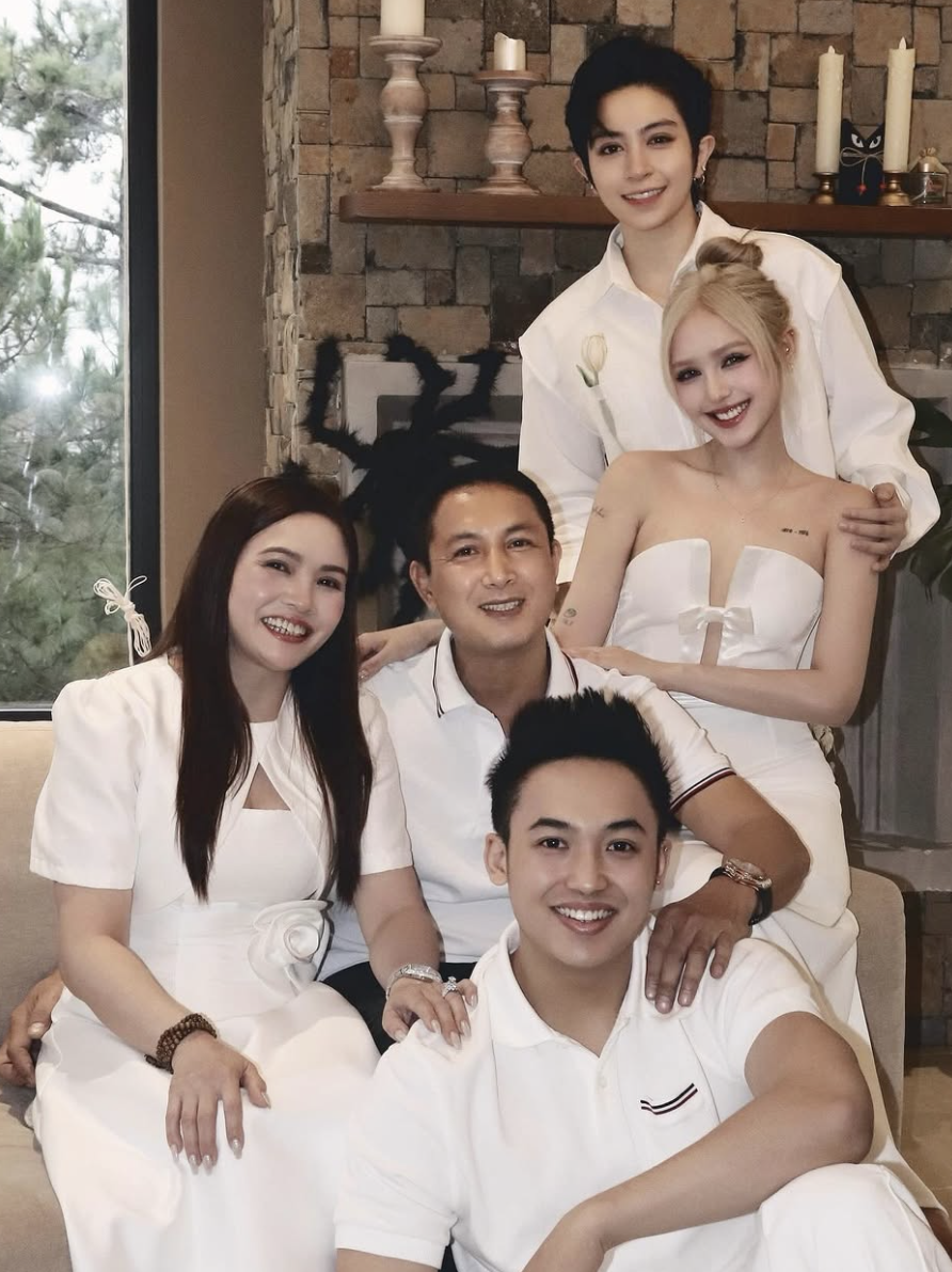 Ngược lại, Xoài Non cũng nhiều lần đưa Gil Lê về ra mắt gia đình.