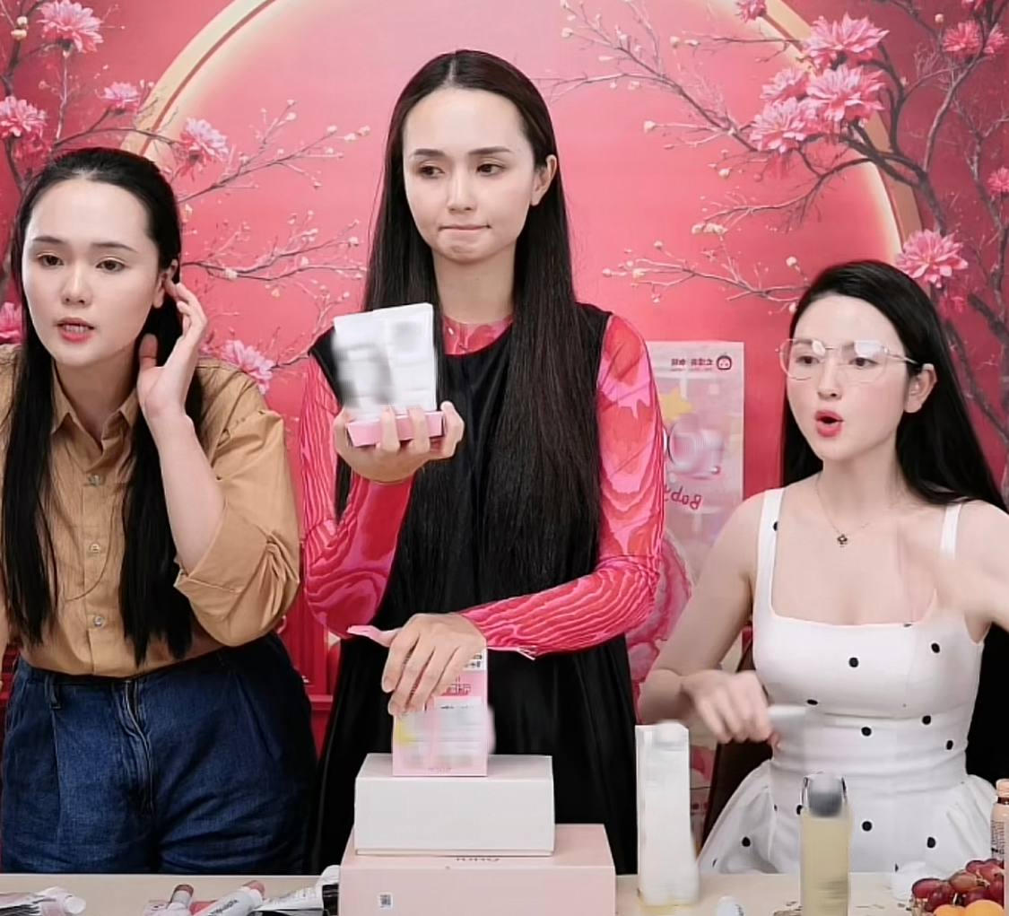 Hai chị em Huyền Mi - Quỳnh Anh kết hợp cùng Chu Thanh Huyền - vợ Quang Hải trong phiên livestream mới đây