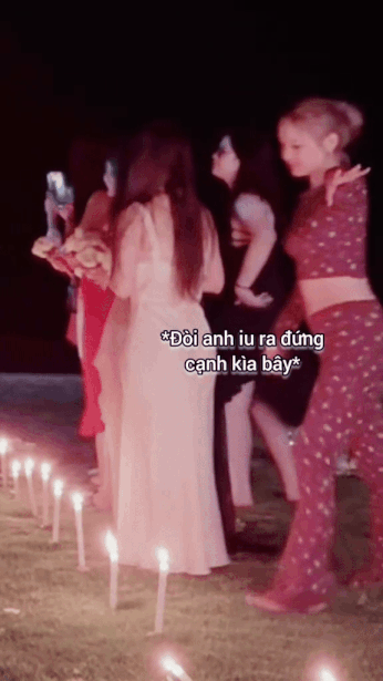 Khoảnh khắc Xoài Non để lộ vòng eo khác ảnh tự đăng khiến netizen bàn tán.