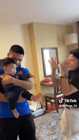 Cô nàng ghi lại khoảnh khắc Quang Hải và con trai vui đùa