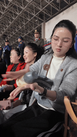 Chu Thanh Huyền trên sân bóng mang dáng vẻ người phụ nữ đảm đang chăm con