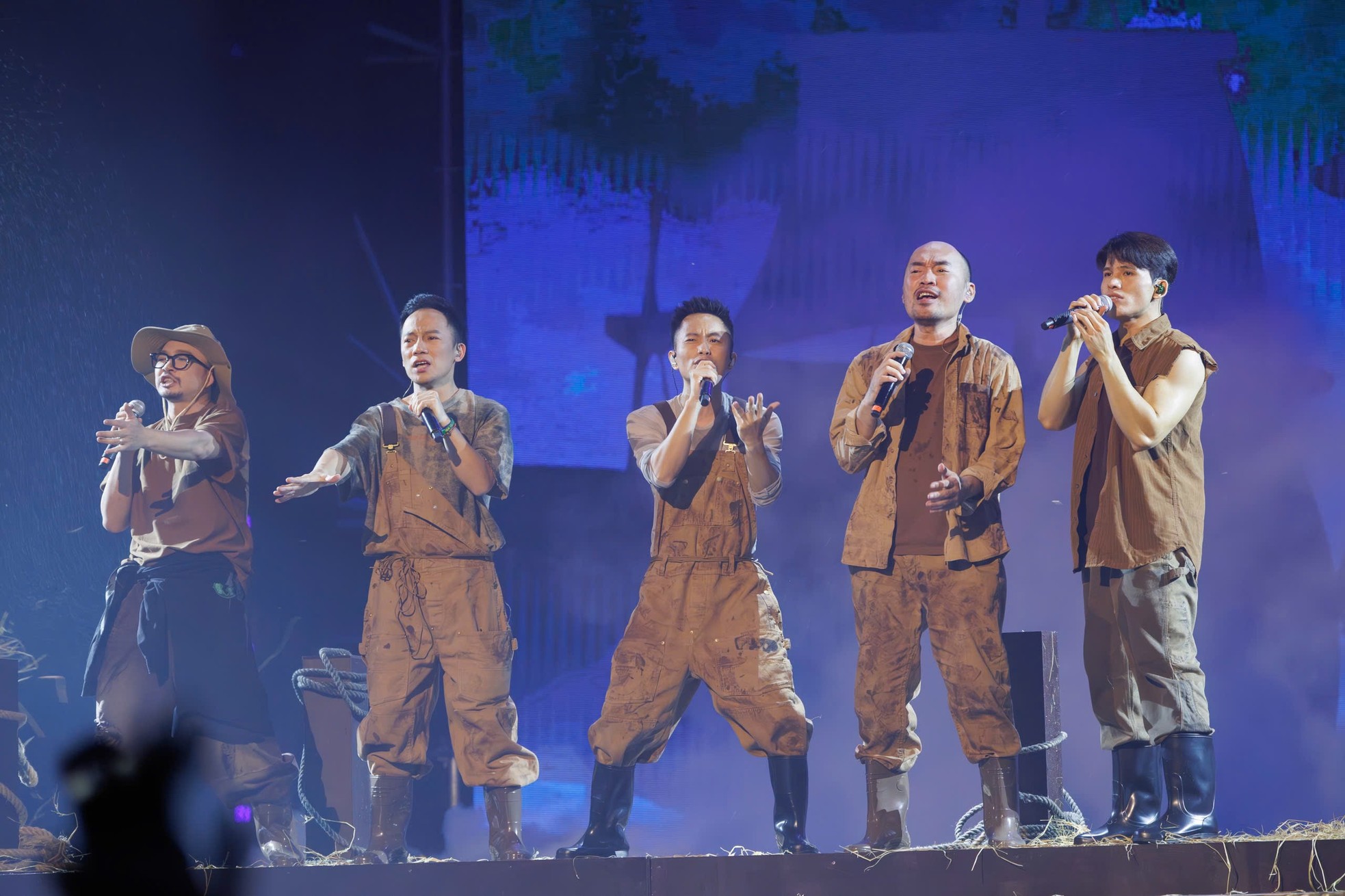 Quốc Thiên để lại ấn tượng lớn với khán giả thông qua chương trình Anh trai vượt ngàn chông gai.