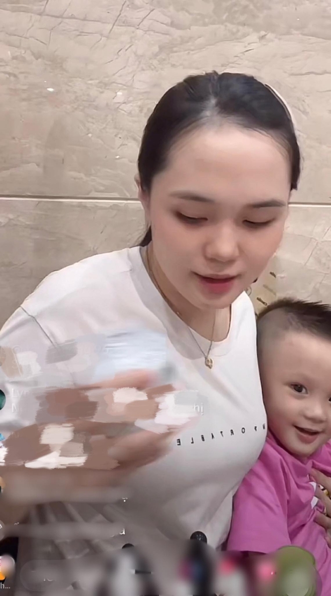 Cô nàng còn tranh thủ vừa trông con, vừa livestream bán sản phẩm.