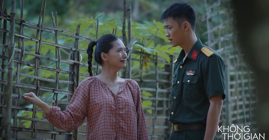 Hạnh khóc lóc không hiểu chuyện gì đang xảy ra.