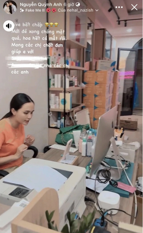 Mặc dù siêu giàu, Quỳnh Anh vẫn rất chăm chỉ livestream bán hàng.