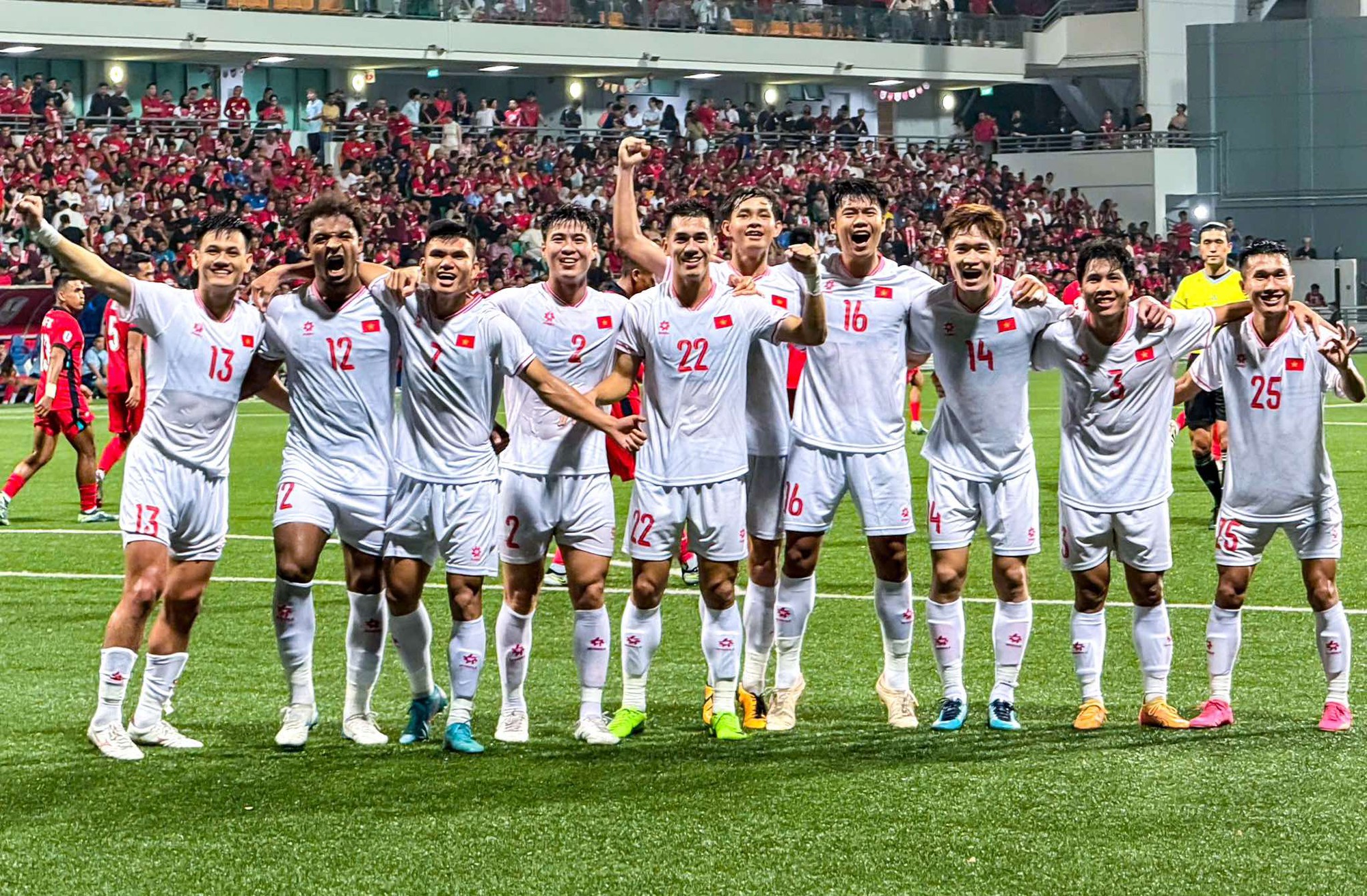 ĐT Việt Nam hân hoan niềm vui sau trận thắng Singapore ở bán kết lượt đi AFF Cup 2024