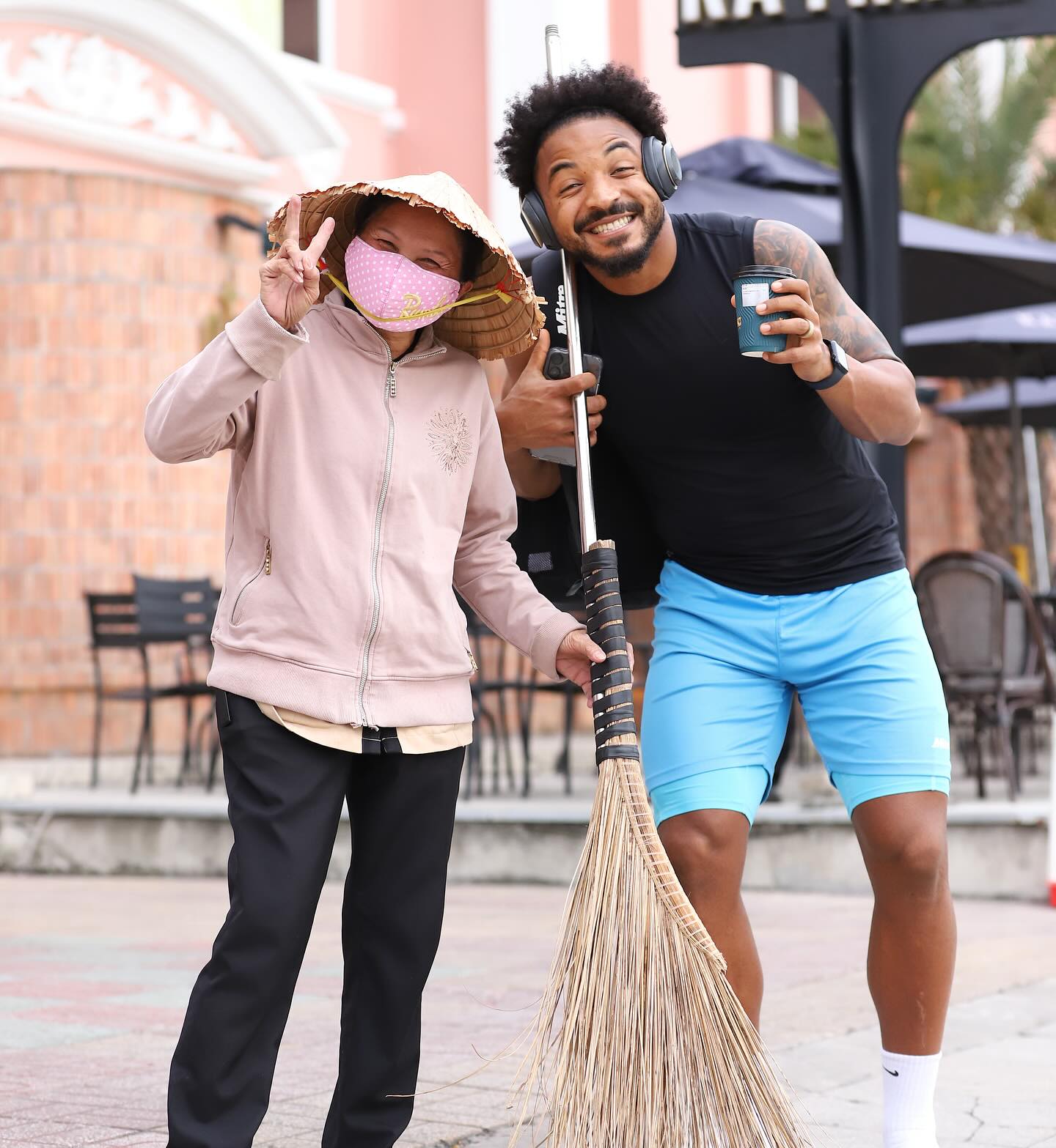 Khoảnh khắc cực đáng yêu, Xuân Son chụp ảnh cùng cô lao công