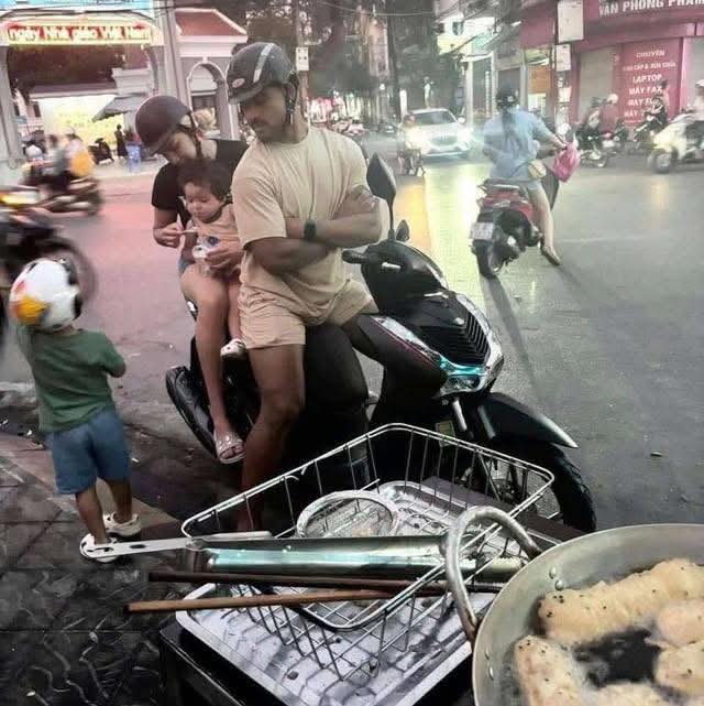 Xuân Son đưa vợ con đi mua bánh chuối