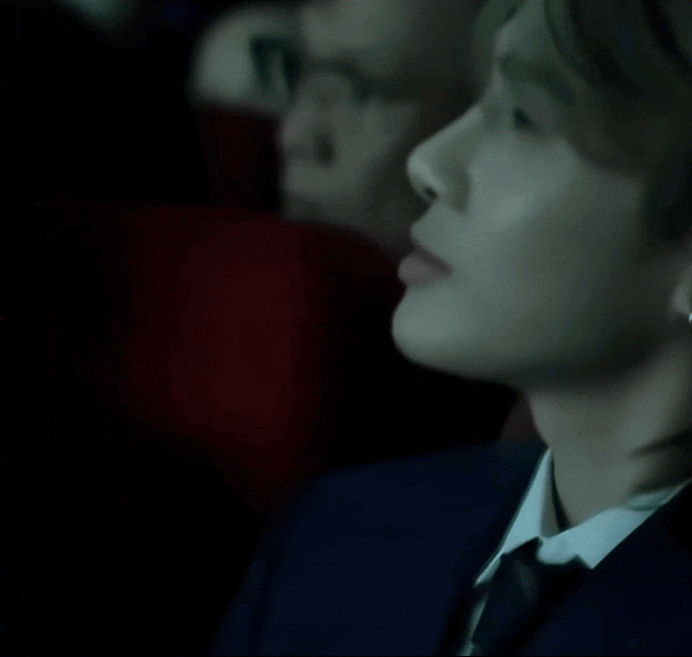 Ở các phần cao trào của màn trình diễn, J97 còn không quên lắc lư, nhịp nhịp theo nhạc