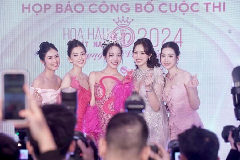 5 Hoa hậu Việt Nam trong một khung hình.