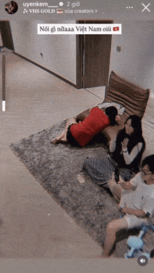 Vợ Thành Chung nhảy lên ăn mừng khi ĐT Việt Nam chiến thắng