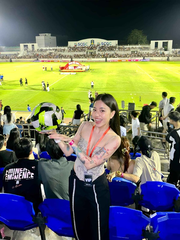 Vốn sở hữu gương mặt xinh đẹp, thân hình nóng bỏng với số đo ba vòng gợi cảm, đặc biệt là vòng một căng tràn không tì vết, nên Lai Lai thu hút được một lượng fan hâm mộ đáng kể trên trang cá nhân Facebook và trên tài khoản Instagram.