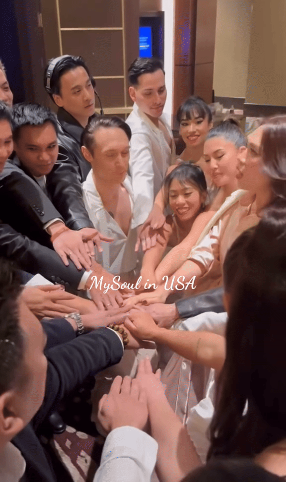 Mai Tài Phến đeo headphone chuyên dụng, xuất hiện trong ekip thực hiện liveshow của Mỹ Tâm tại Mỹ